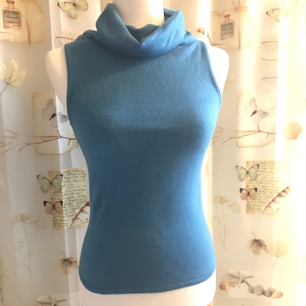 Sleeveless slouch turtleneck
